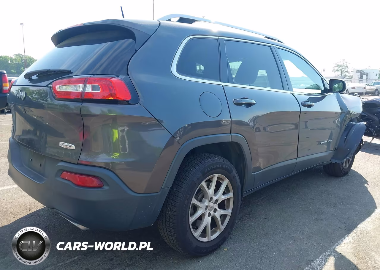 2017 Jeep Cherokee Latitude 4X4 VIN:1C4PJMCS2HW588637 - 4
