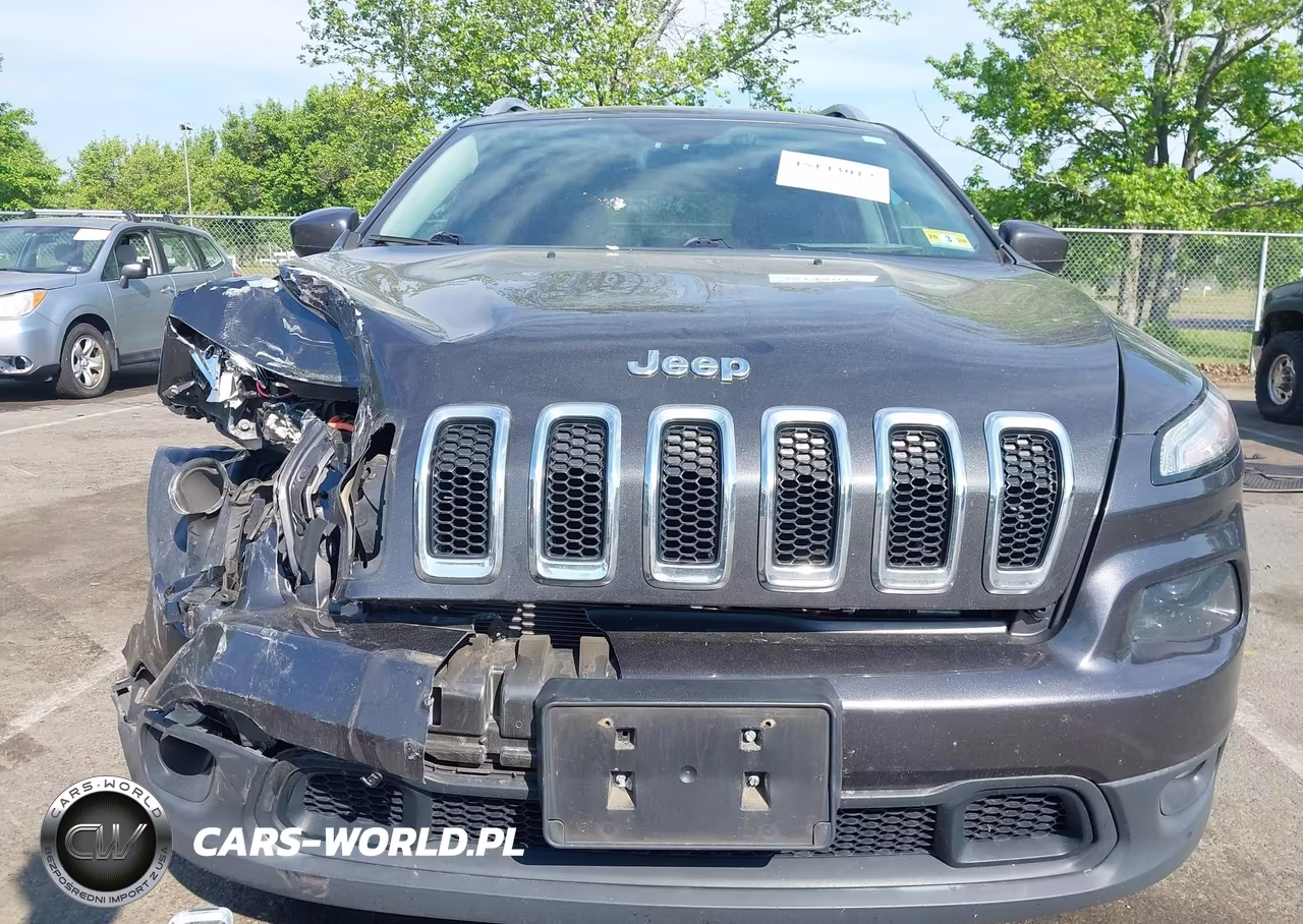 2017 Jeep Cherokee Latitude 4X4 VIN:1C4PJMCS2HW588637 - 6