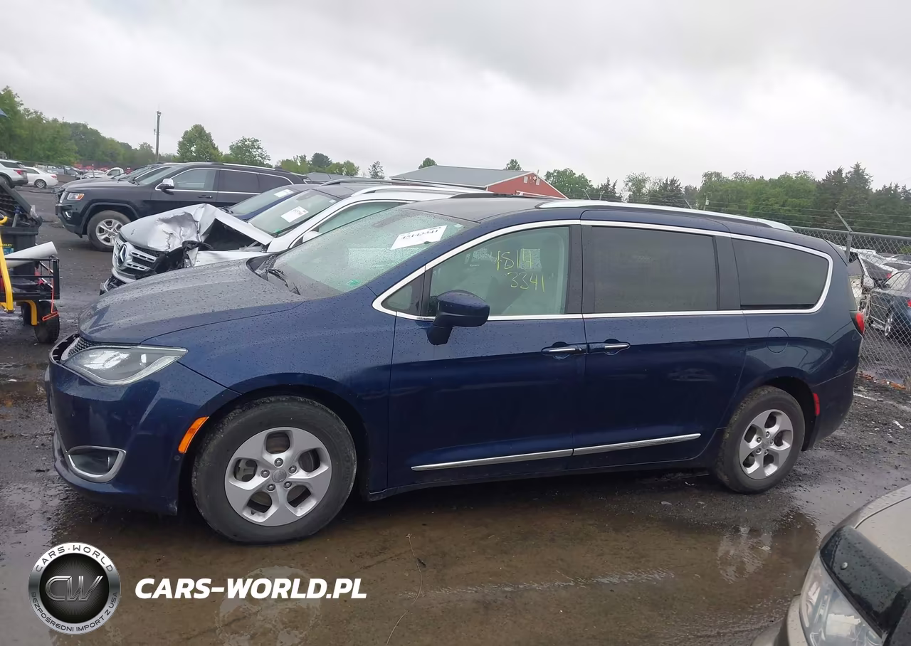 2017 Chrysler Pacifica Touring-L Plus VIN:2C4RC1EG8HR519213 - 14