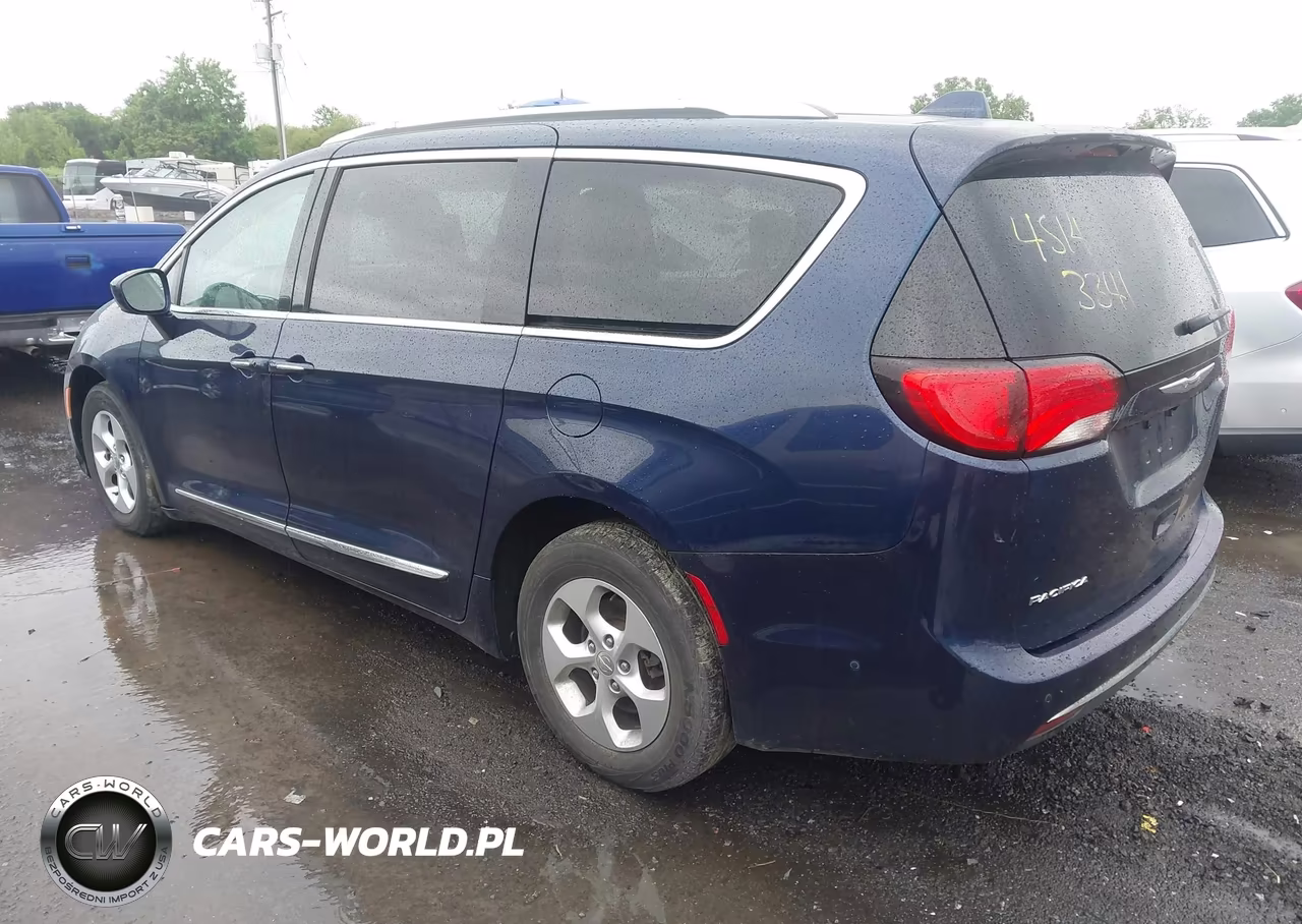 2017 Chrysler Pacifica Touring-L Plus VIN:2C4RC1EG8HR519213 - 3