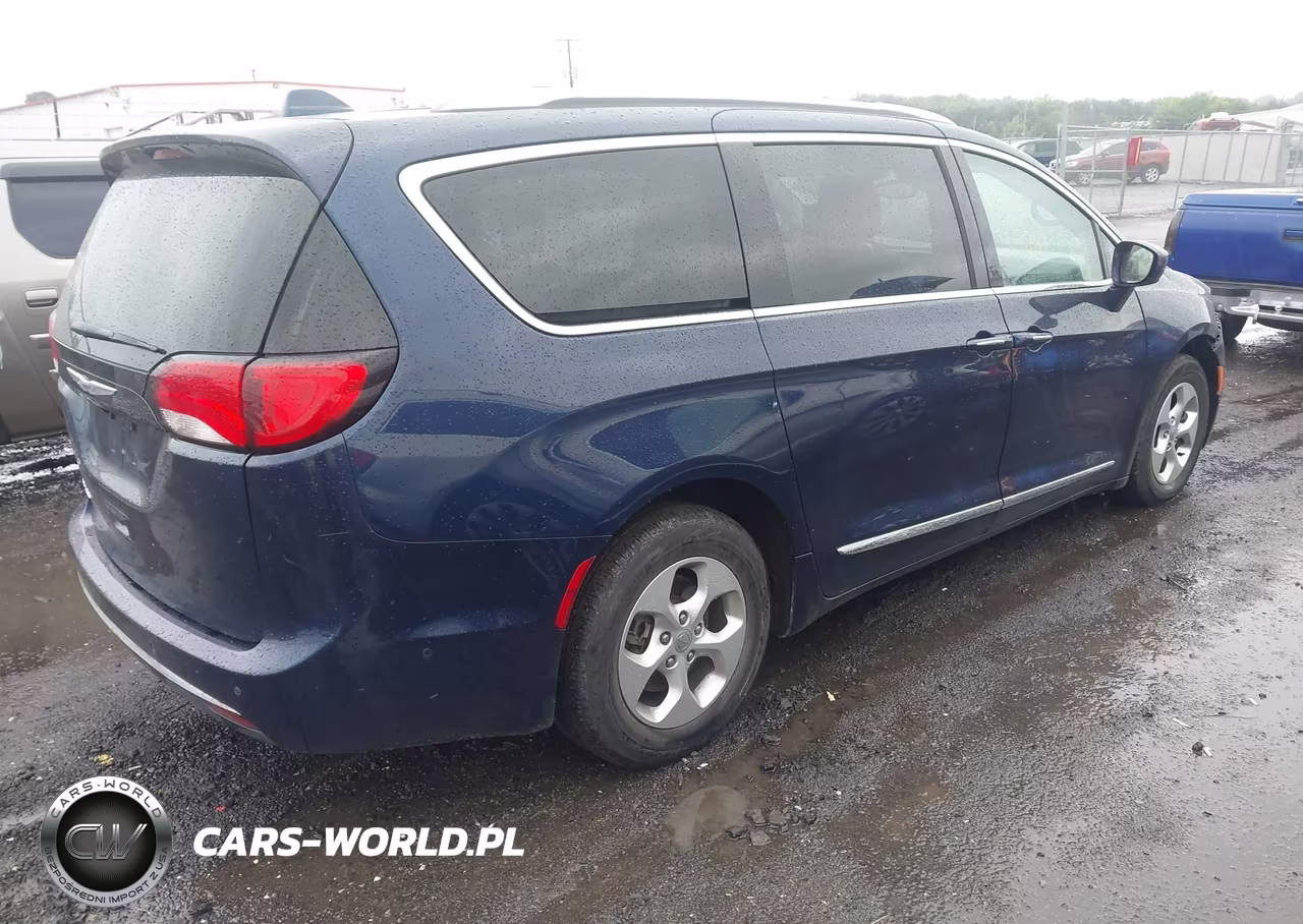 2017 Chrysler Pacifica Touring-L Plus VIN:2C4RC1EG8HR519213 - 4