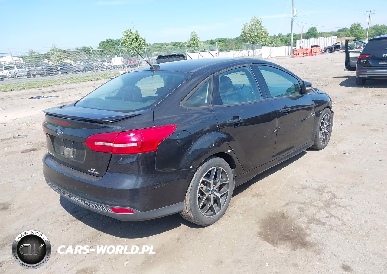 2015 Ford Focus Se VIN:1FADP3F24FL382408 - 4