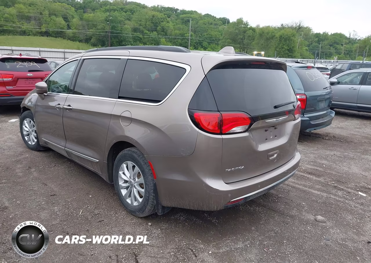 2017 Chrysler Pacifica Touring-L VIN:2C4RC1BG1HR839834 - 3
