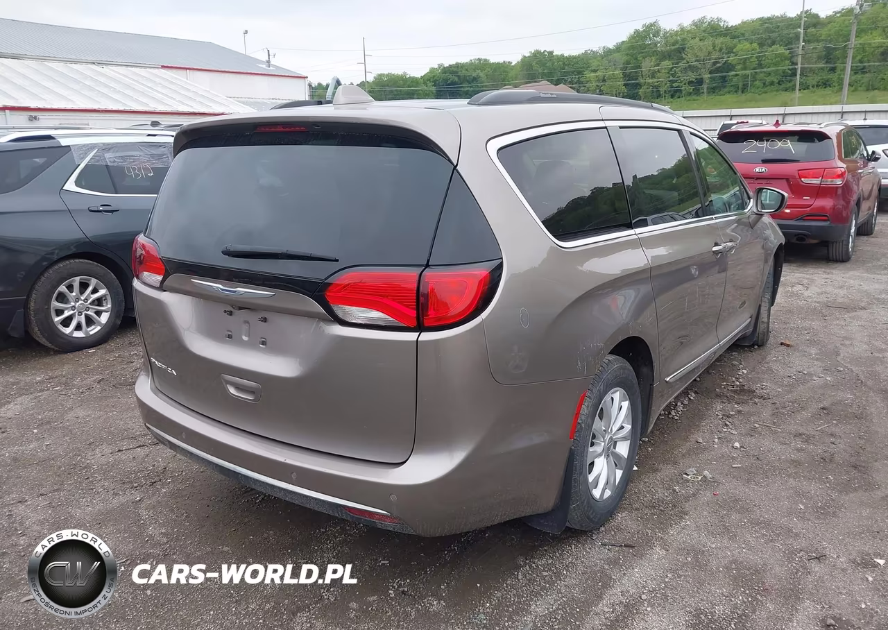 2017 Chrysler Pacifica Touring-L VIN:2C4RC1BG1HR839834 - 4