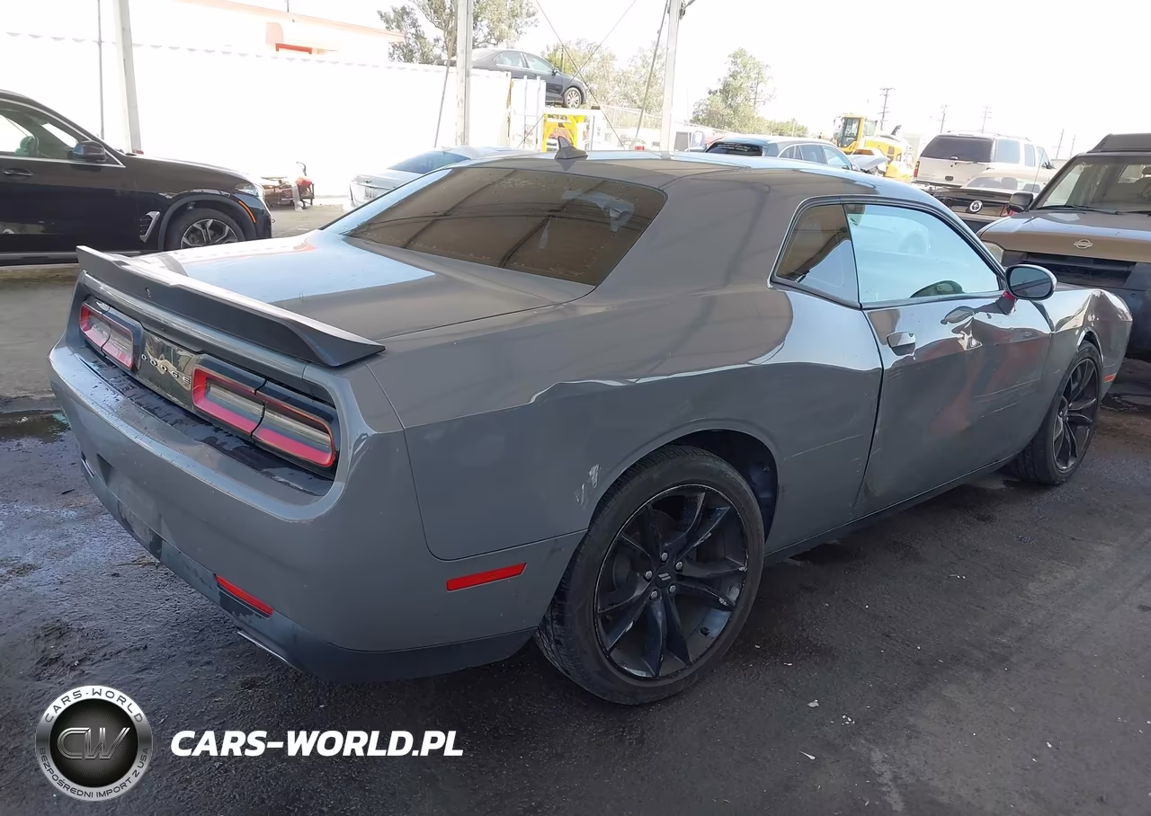 2018 Dodge Challenger Sxt VIN:2C3CDZAGXJH334345 - 4