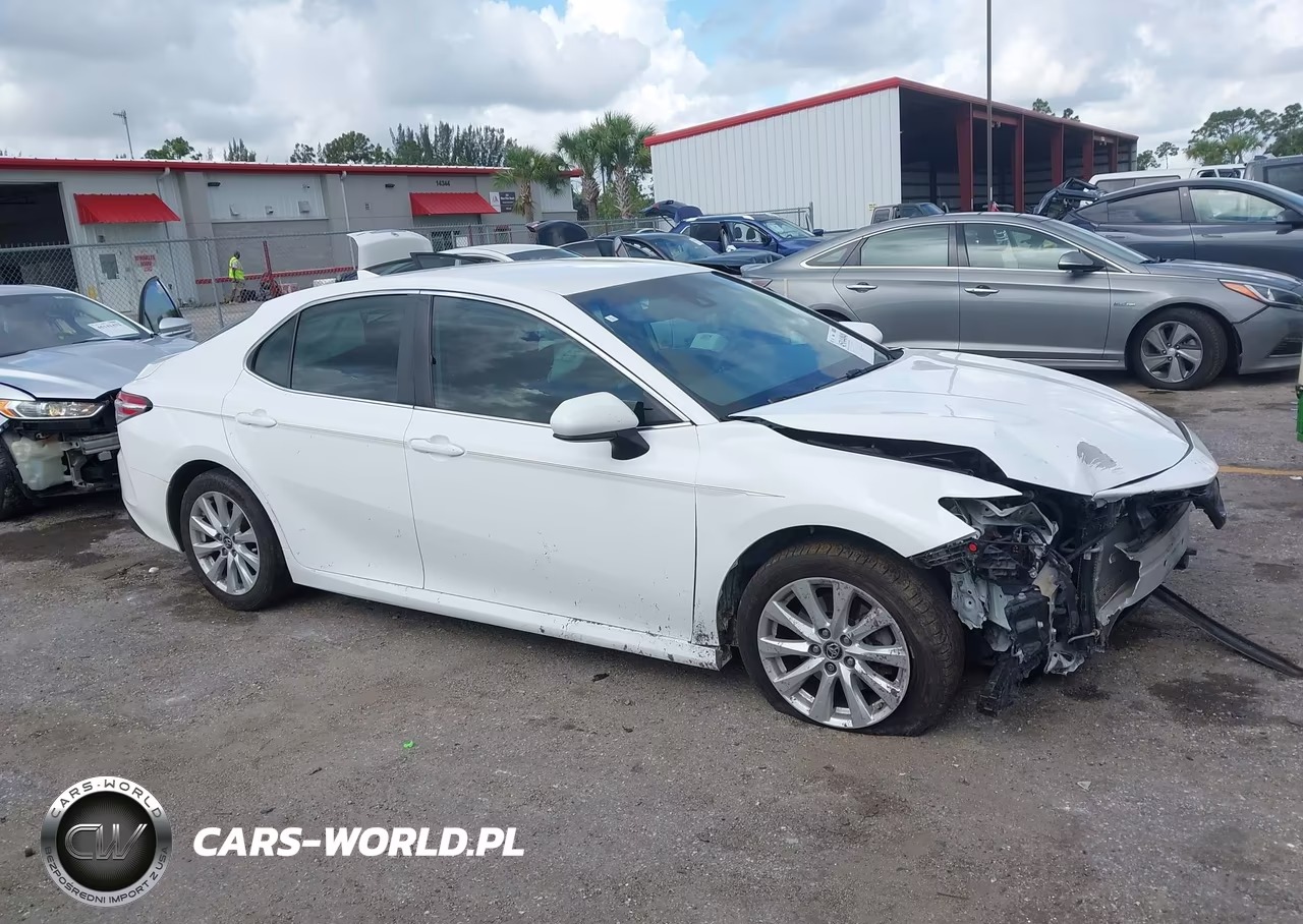 2019 Toyota Camry Le – zdjęcie 1 z 16