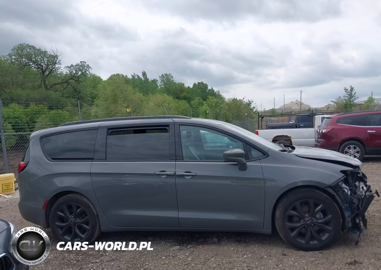 2020 Chrysler Pacifica Touring L VIN:2C4RC1BG2LR281890 - 13