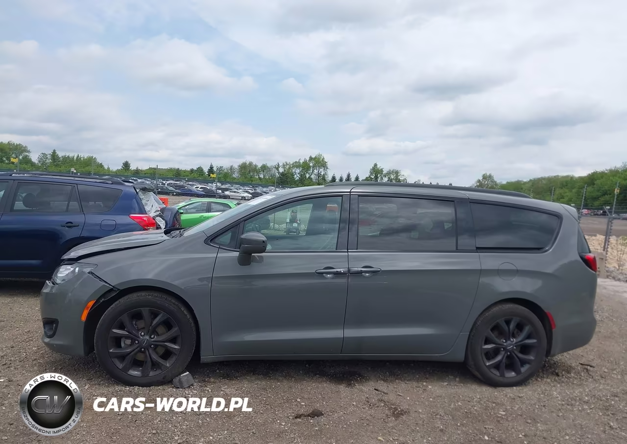 2020 Chrysler Pacifica Touring L VIN:2C4RC1BG2LR281890 - 14