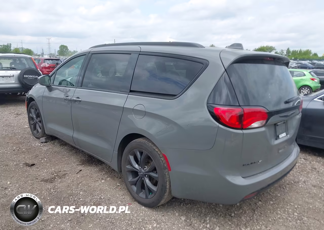 2020 Chrysler Pacifica Touring L VIN:2C4RC1BG2LR281890 - 3
