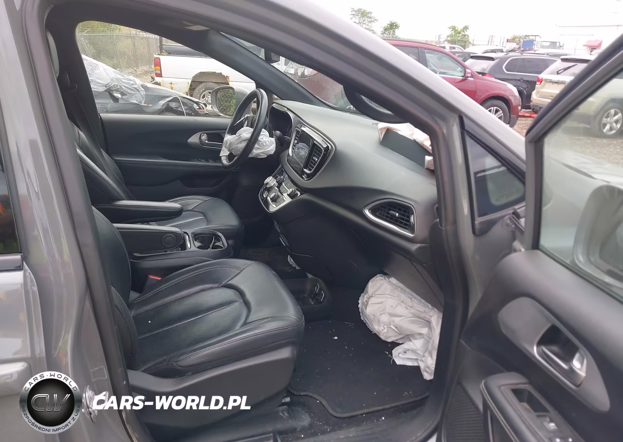 2020 Chrysler Pacifica Touring L VIN:2C4RC1BG2LR281890 - 5