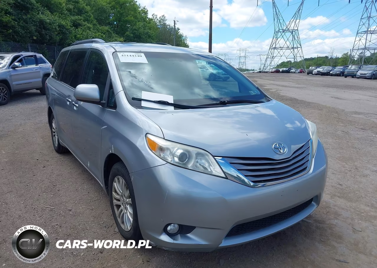 Główne zdjęcie 2015 Toyota Sienna Xle 8 Passenger