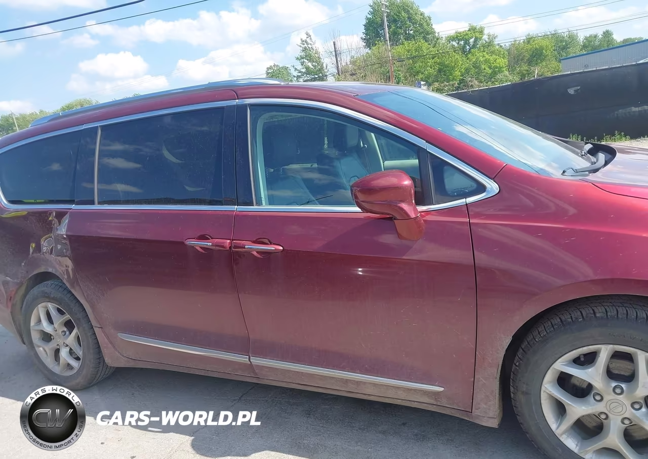 2017 Chrysler Pacifica Touring-L Plus VIN:2C4RC1EG1HR684021 - 13