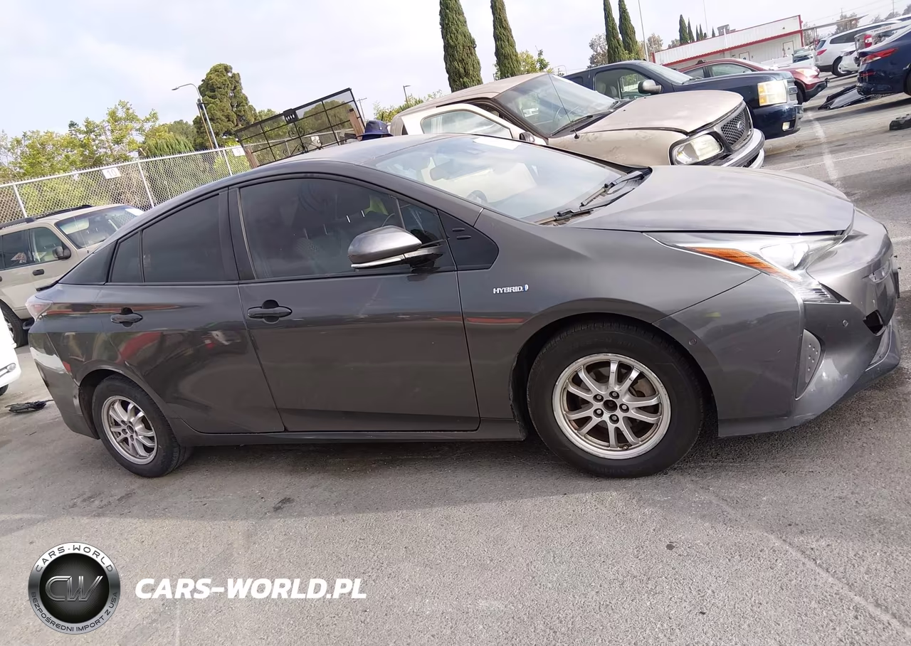 2018 Toyota Prius Two VIN:JTDKBRFU0J3595420 - 13