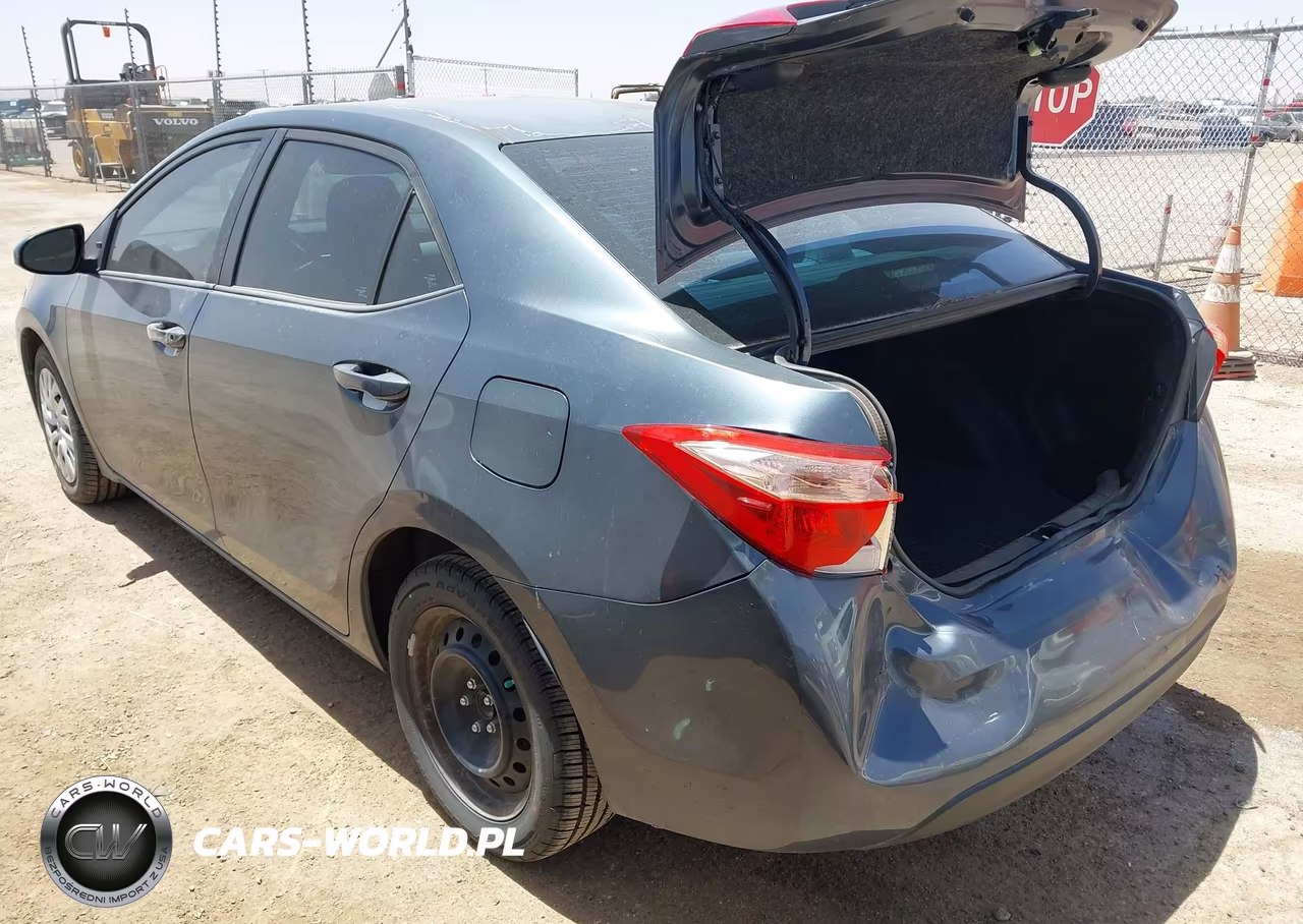 2018 Toyota Corolla Le VIN:5YFBURHE9JP808047 - 3