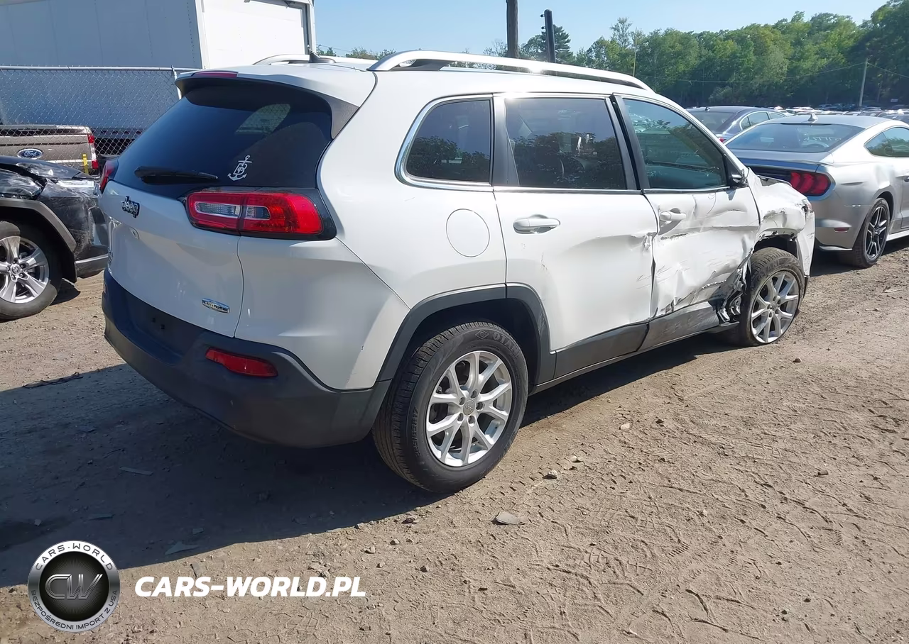 2015 Jeep Cherokee Latitude VIN:1C4PJMCB2FW614862 - 4
