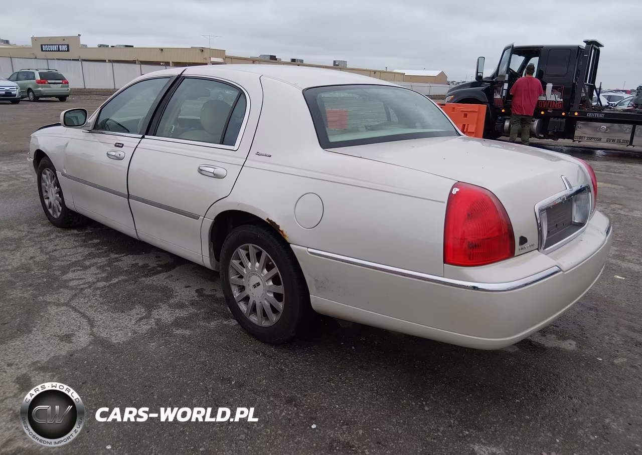 2007 Lincoln Town Car Signature VIN:1LNHM81VX7Y617235 - 3