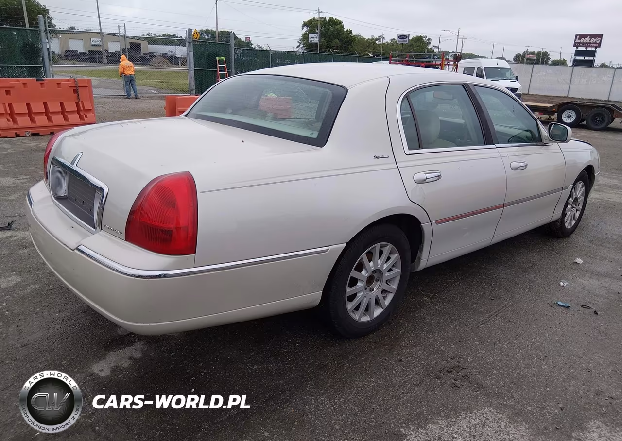 2007 Lincoln Town Car Signature VIN:1LNHM81VX7Y617235 - 4
