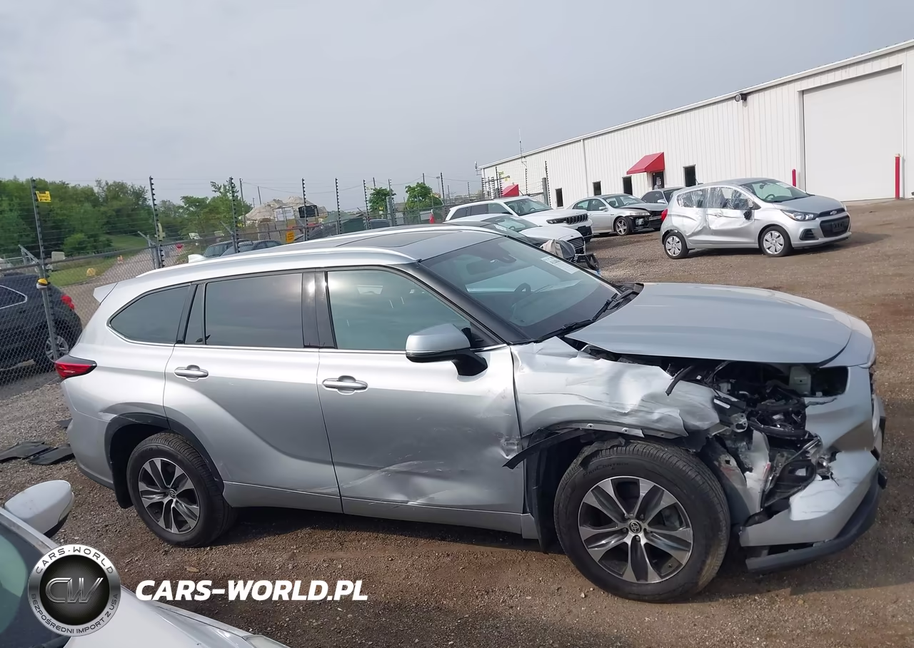 2022 Toyota Highlander Xle VIN:5TDGZRBH8NS579920 - 13