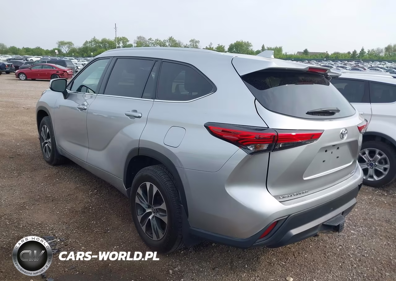 2022 Toyota Highlander Xle VIN:5TDGZRBH8NS579920 - 3
