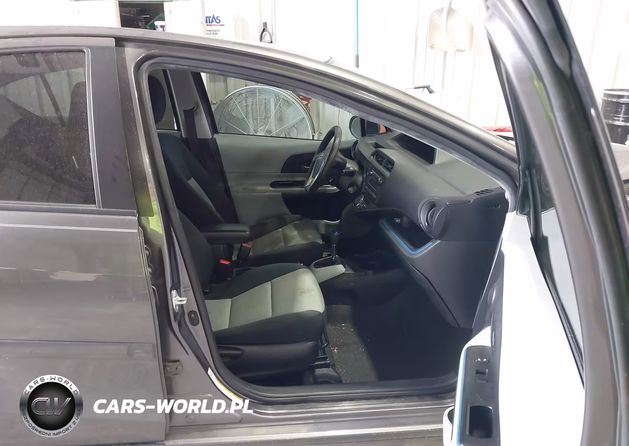 2013 Toyota Prius C Two VIN:JTDKDTB34D1058215 - 5