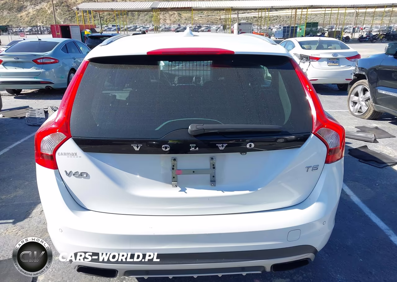 2015 Volvo V60 T5 Platinum VIN:YV140MEM1F1227473 - 16