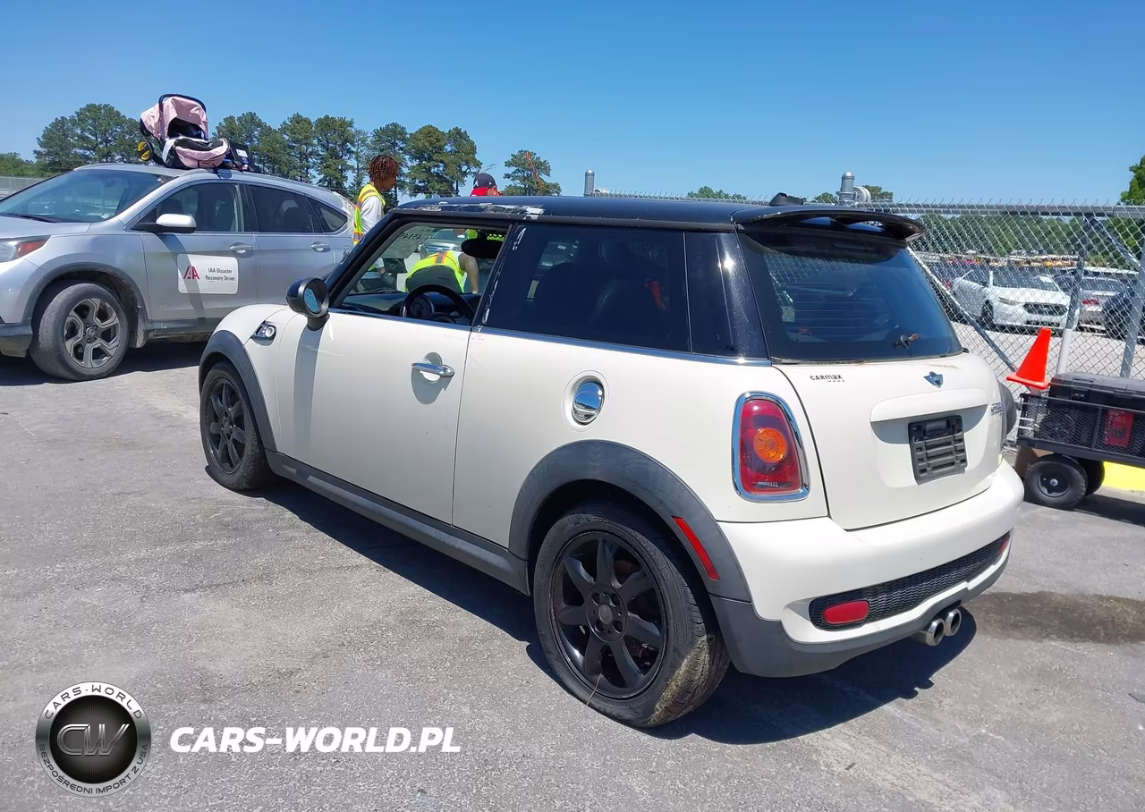 2009 Mini Cooper S VIN:WMWMF73599TW85933 - 3