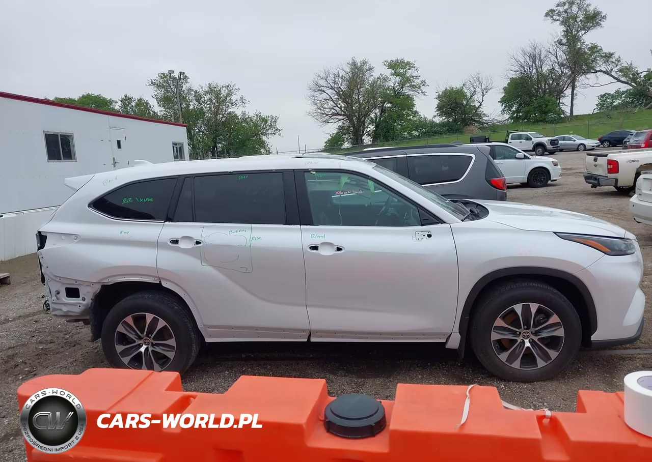 2022 Toyota Highlander Xle VIN:5TDHZRBHXNS570253 - 14