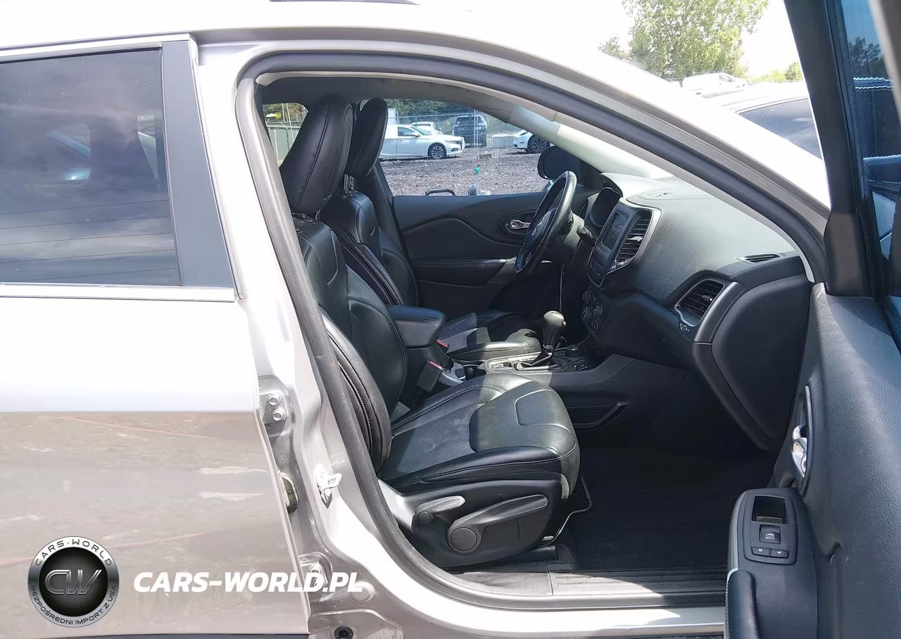 2019 Jeep Cherokee Latitude Plus 4X4 VIN:1C4PJMLB7KD199348 - 5