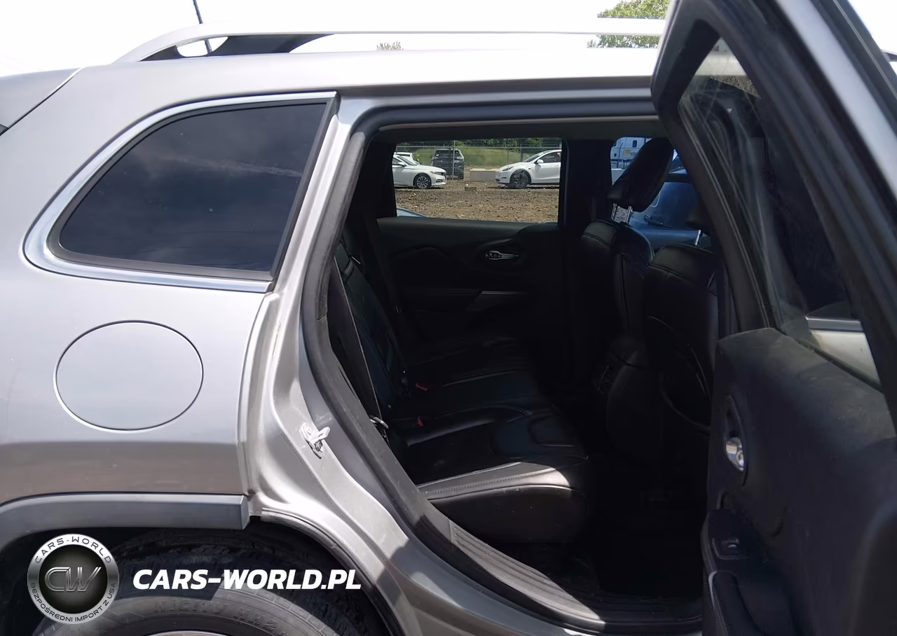 2019 Jeep Cherokee Latitude Plus 4X4 VIN:1C4PJMLB7KD199348 - 8