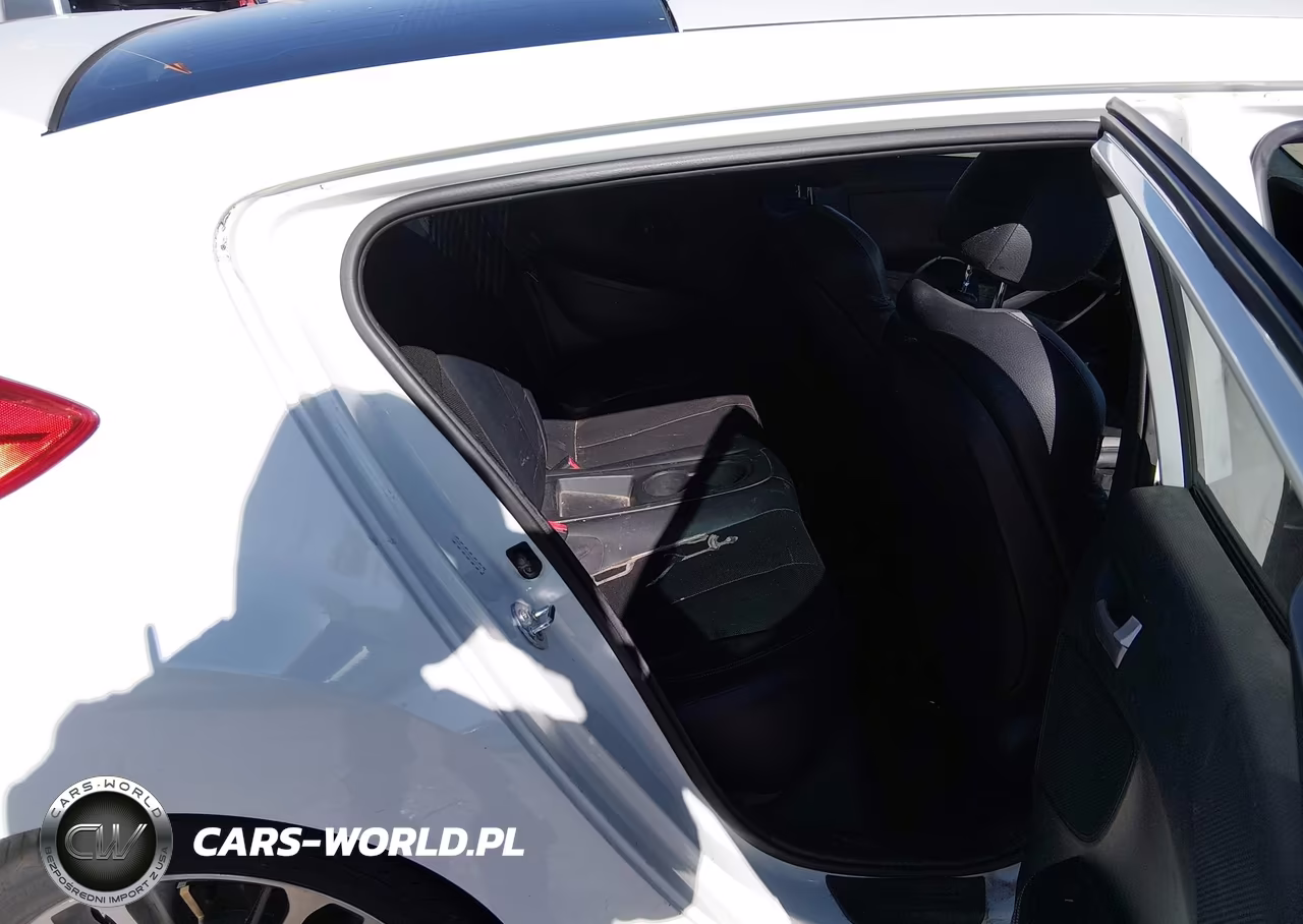 2016 Hyundai Veloster Turbo VIN:KMHTC6AE2GU249139 - 8
