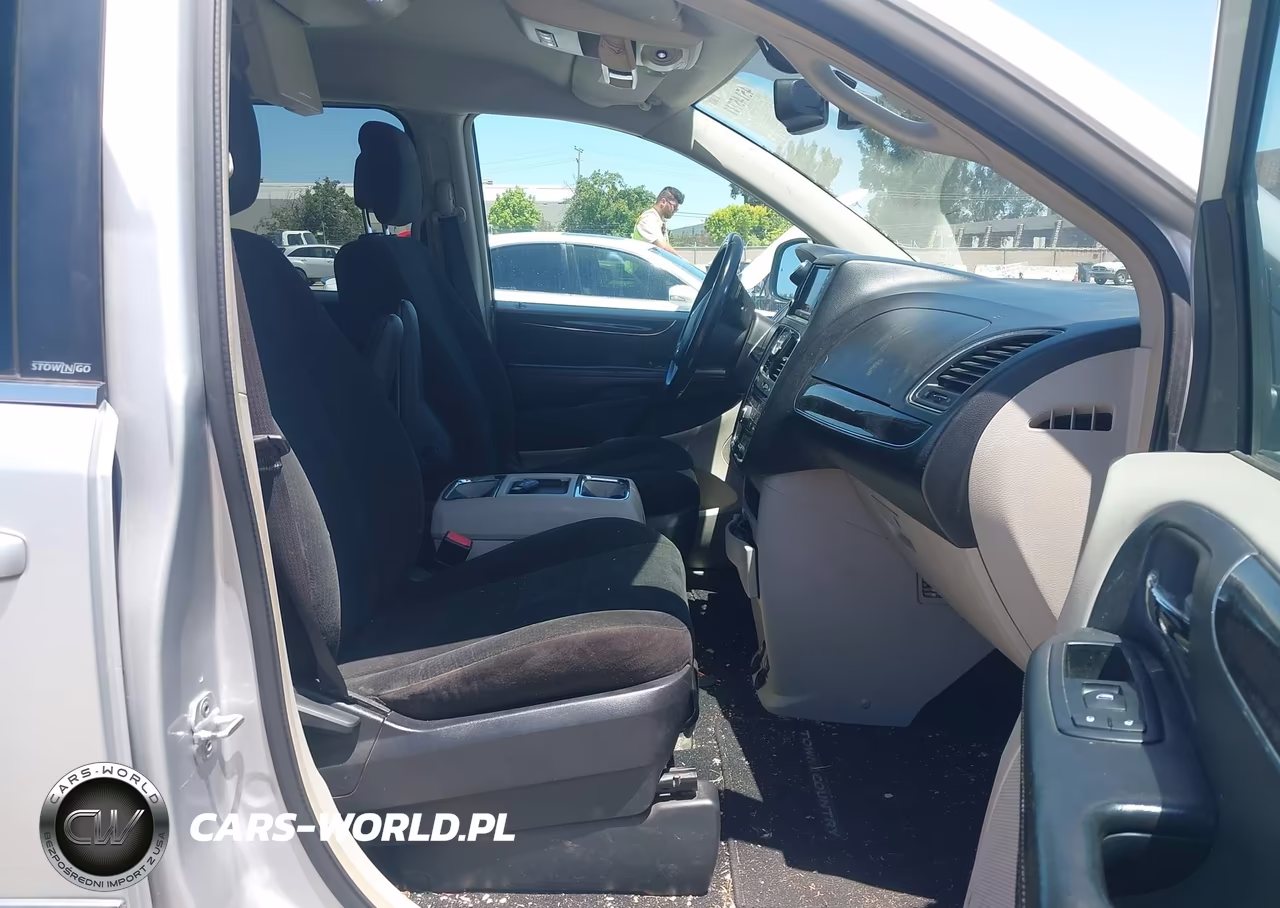 2012 Chrysler Town & Country Touring VIN:2C4RC1BG7CR135324 - 5