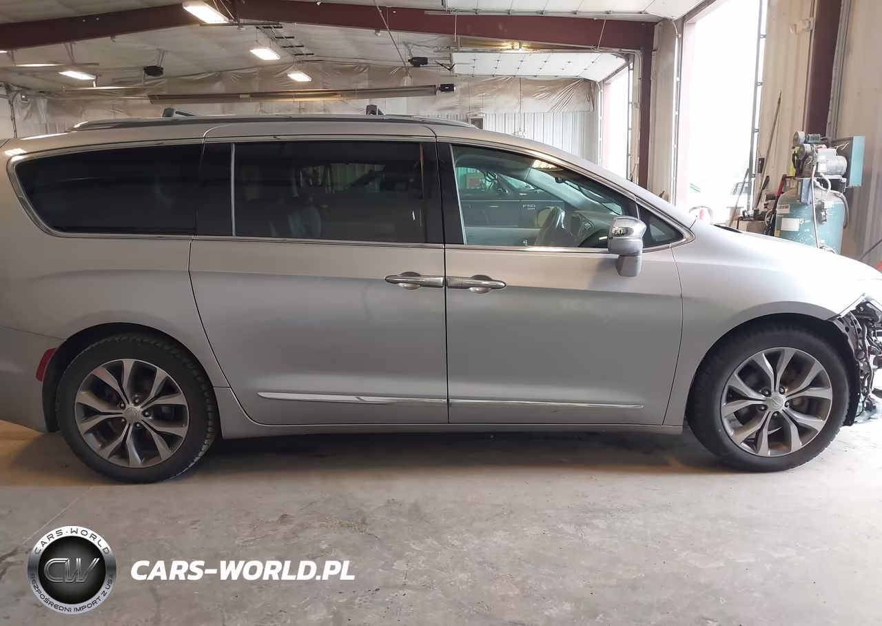 2018 Chrysler Pacifica Limited VIN:2C4RC1GG3JR251741 - 13