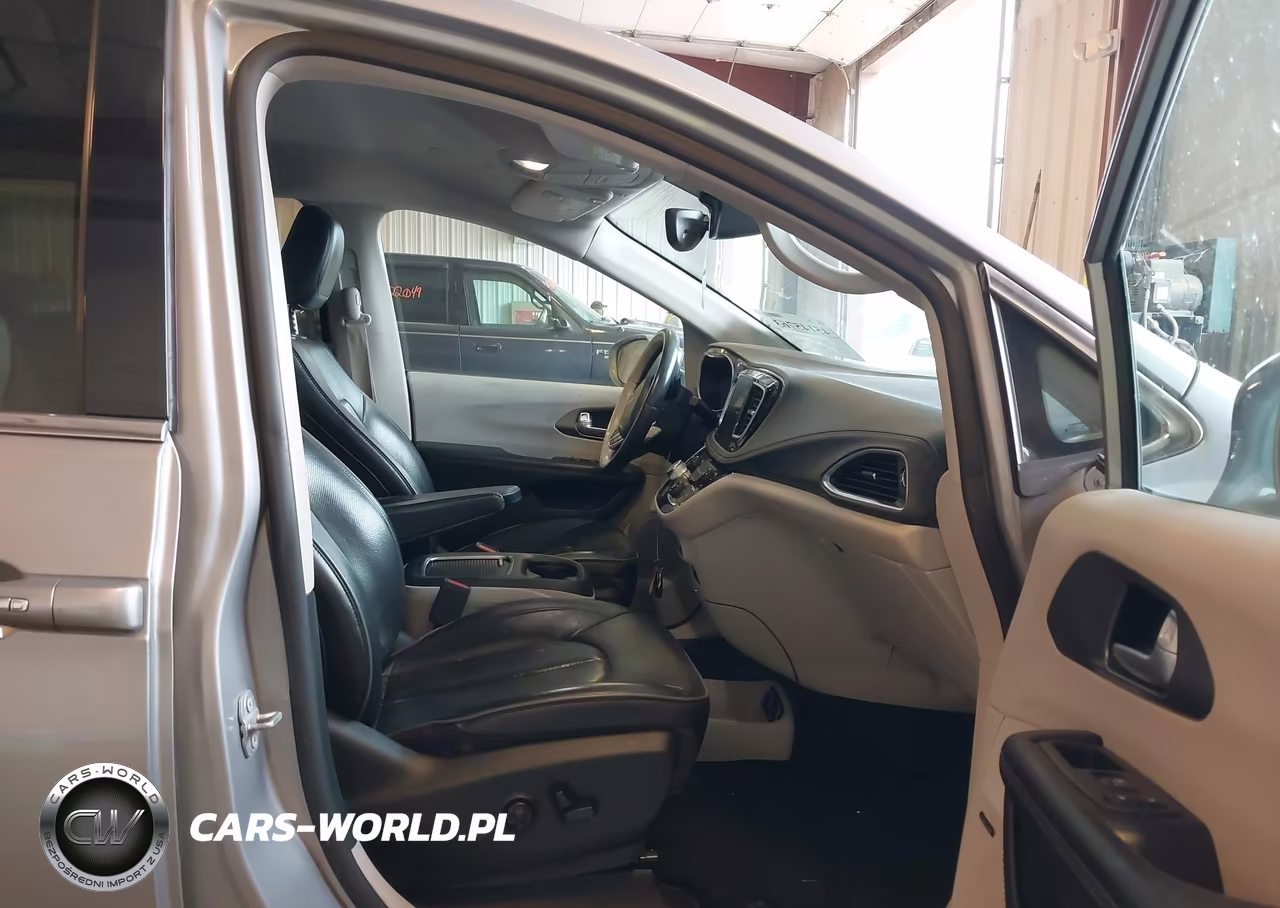 2018 Chrysler Pacifica Limited VIN:2C4RC1GG3JR251741 - 5