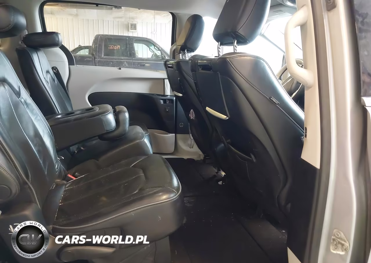 2018 Chrysler Pacifica Limited VIN:2C4RC1GG3JR251741 - 8