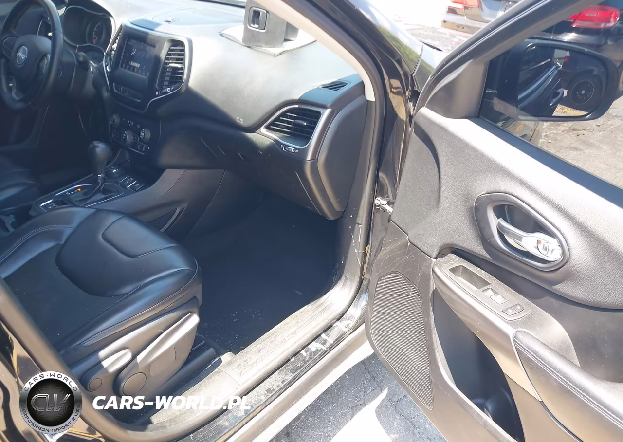 2019 Jeep Cherokee Latitude Plus 4X4 VIN:1C4PJMLB1KD394300 - 5