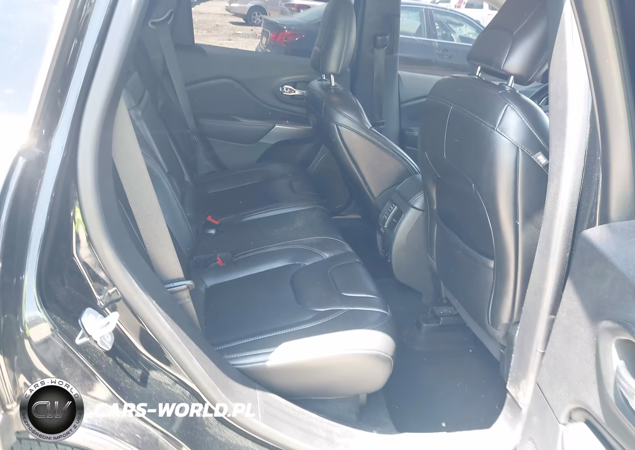 2019 Jeep Cherokee Latitude Plus 4X4 VIN:1C4PJMLB1KD394300 - 8