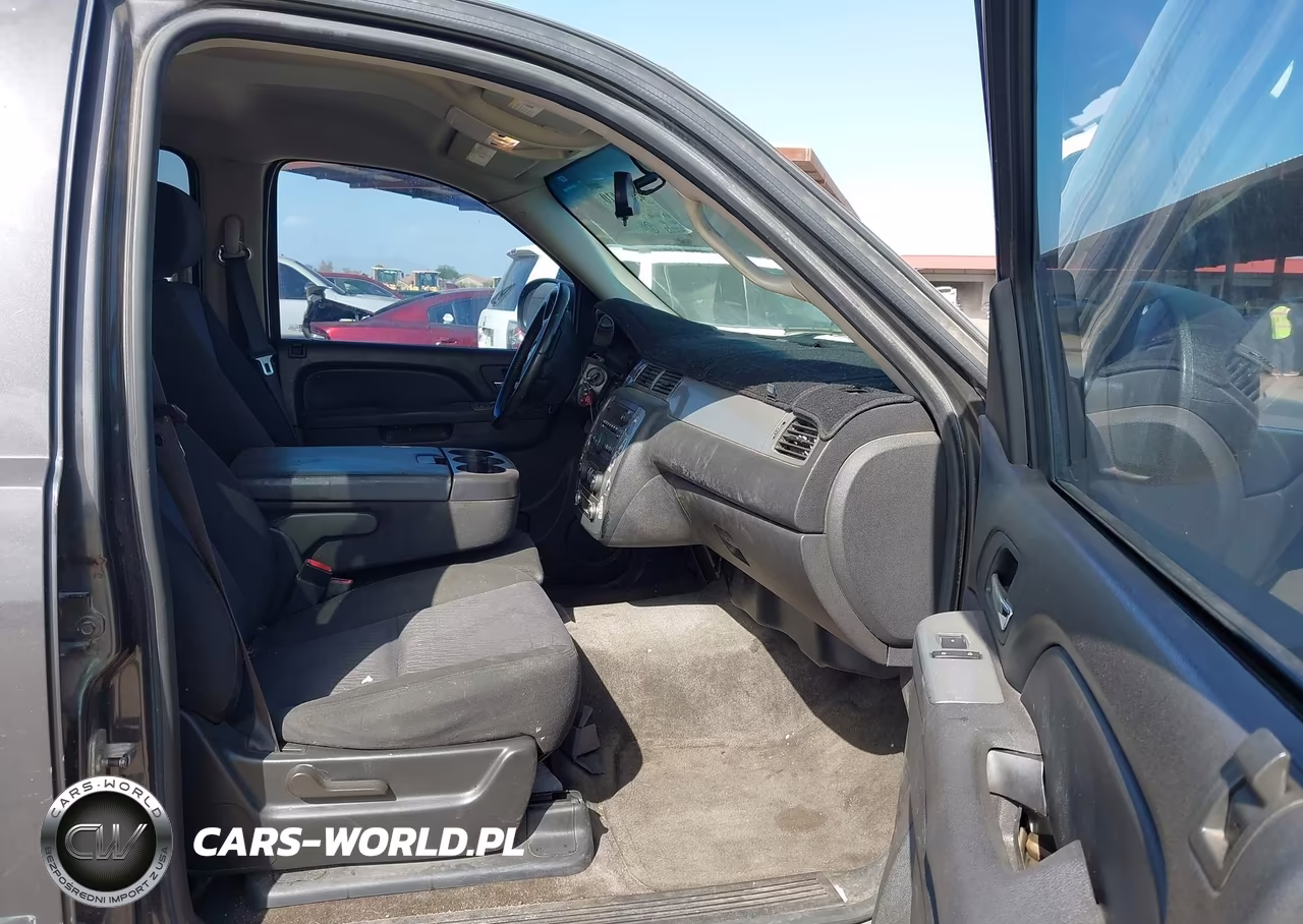 2010 Chevrolet Suburban 1500 Ls VIN:1GNUCHE06AR158380 - 5