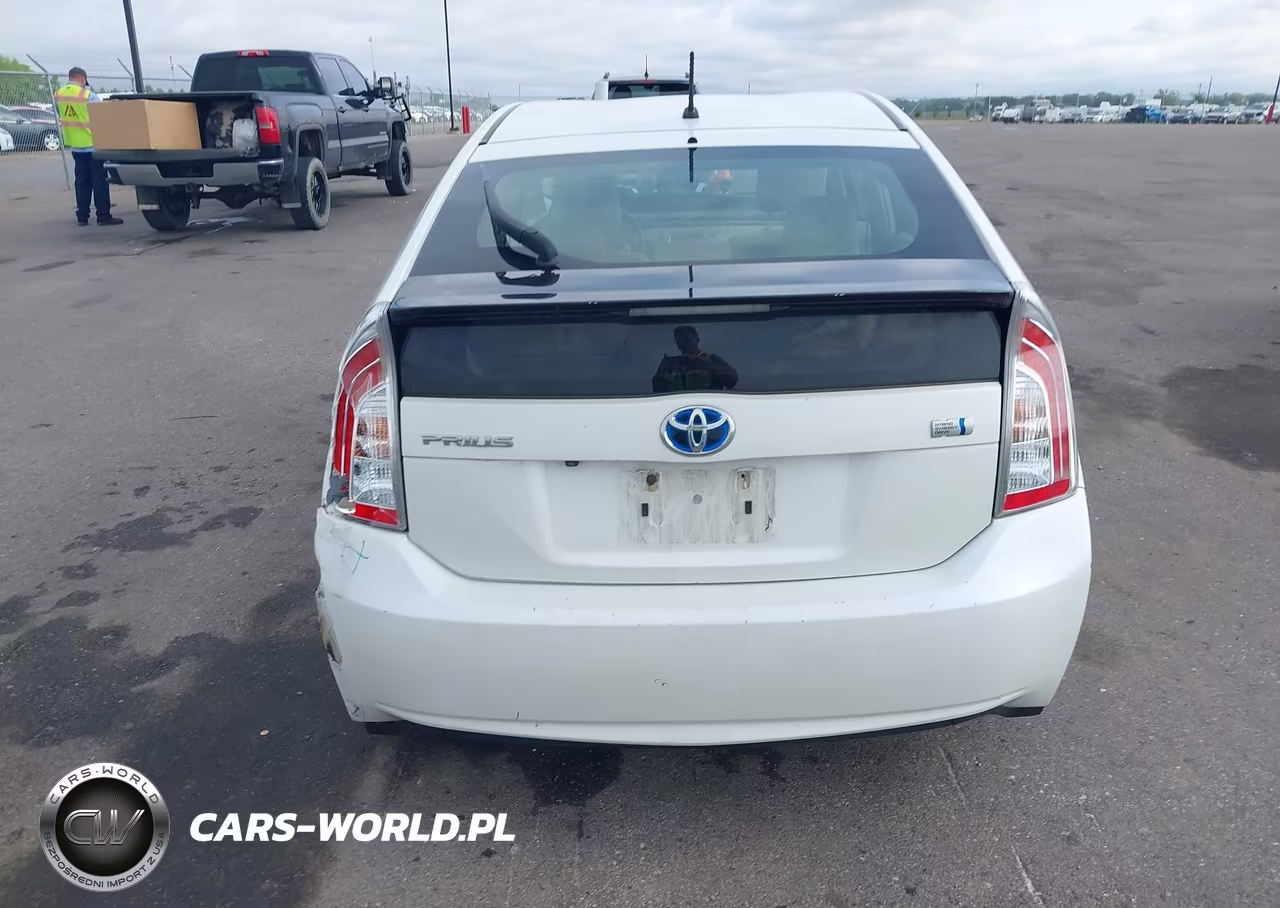 2015 Toyota Prius Two VIN:JTDKN3DUXF2000593 - 17