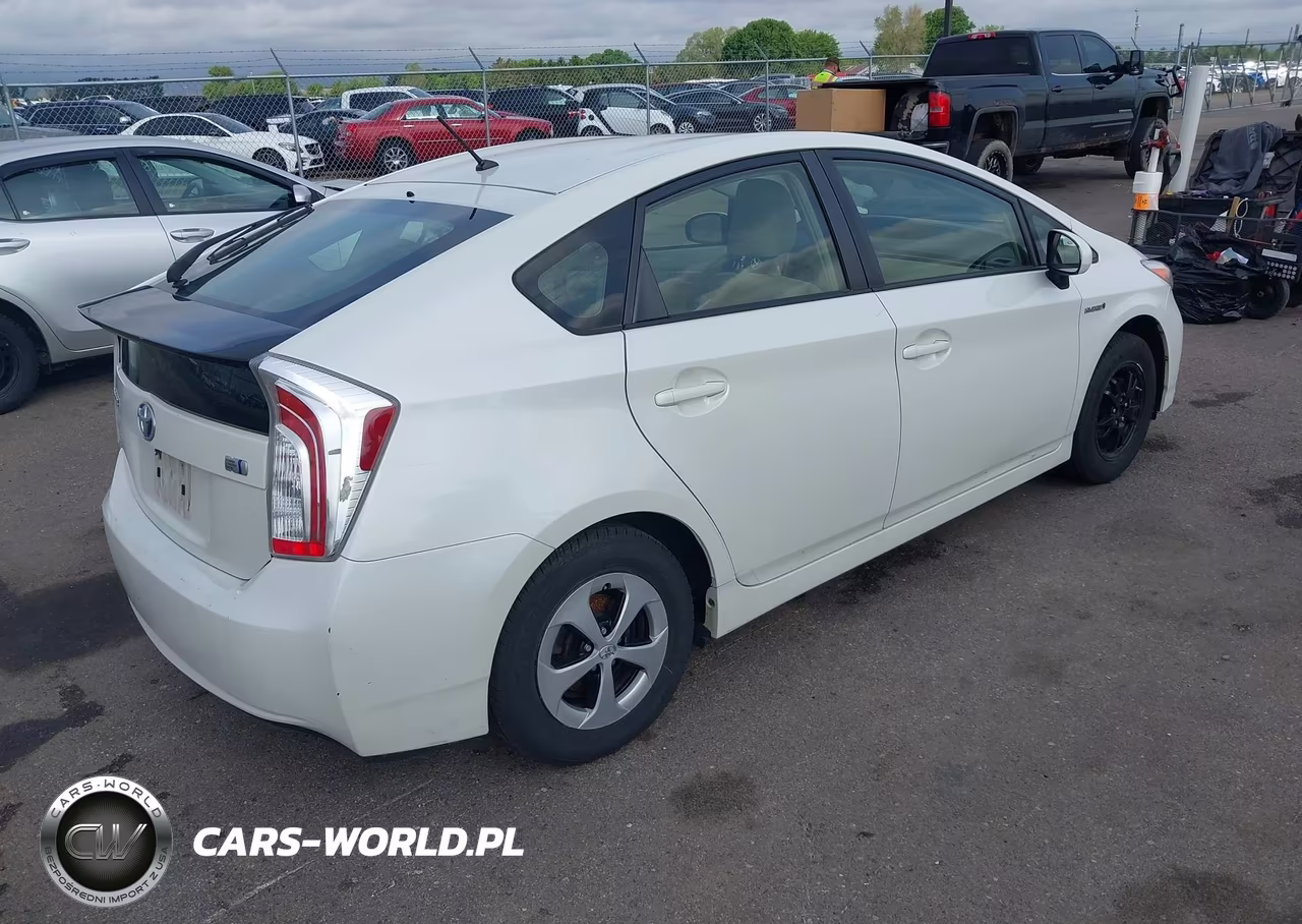 2015 Toyota Prius Two VIN:JTDKN3DUXF2000593 - 4