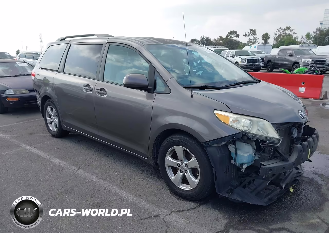 2013 Toyota Sienna Le V6 8 Passenger – zdjęcie 1 z 18