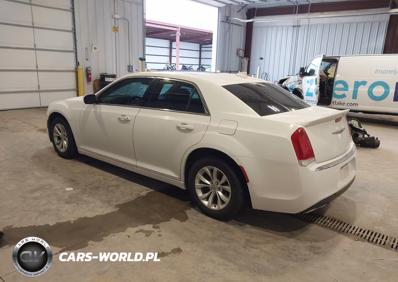 2015 Chrysler 300 Limited VIN:2C3CCAAG1FH755107 - 3