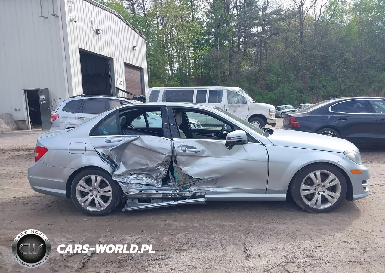 2013 Mercedes-Benz C 300 Sport 4Matic VIN:WDDGF8ABXDG146159 - 13
