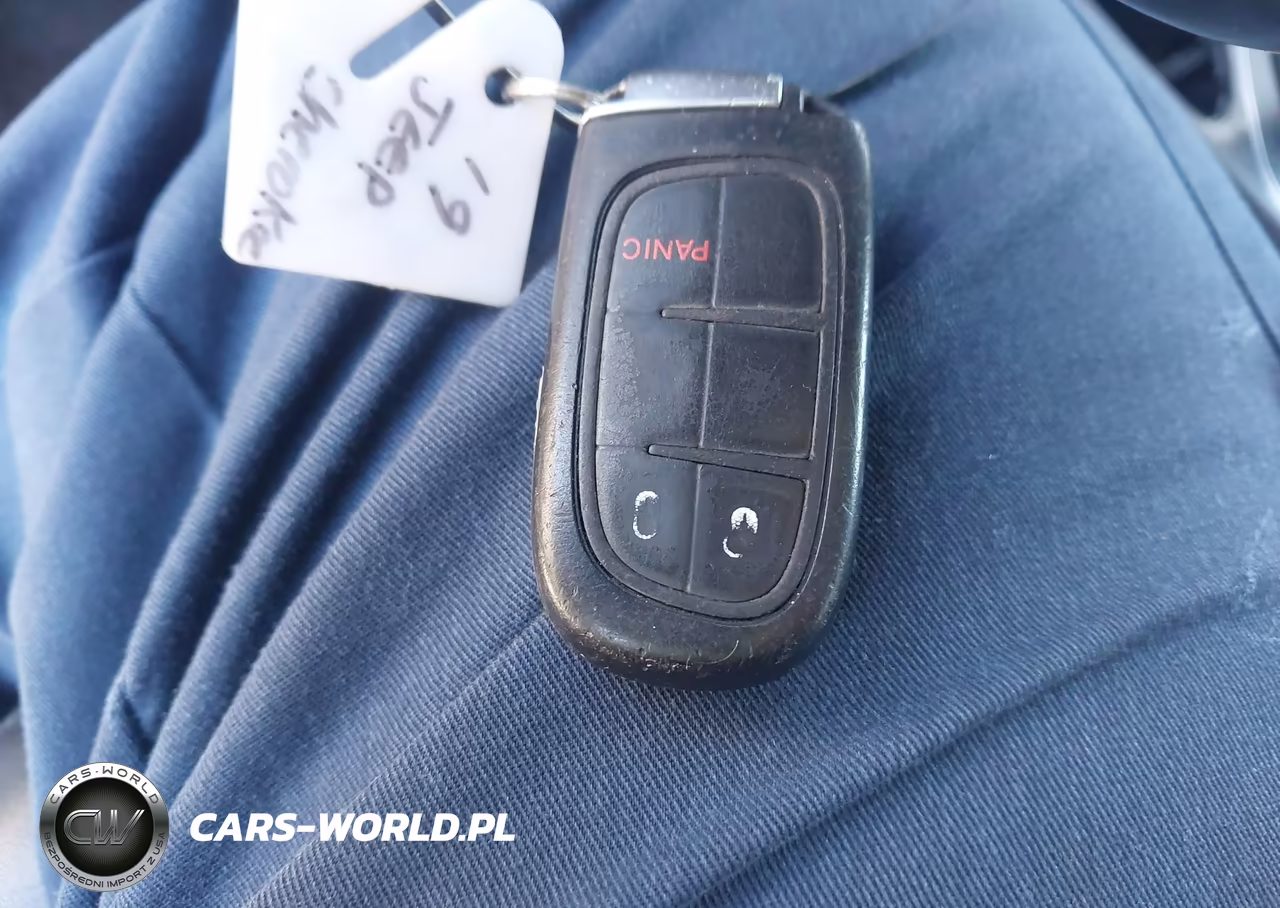 2019 Jeep Cherokee Latitude Plus Fwd VIN:1C4PJLLN2KD147615 - 11