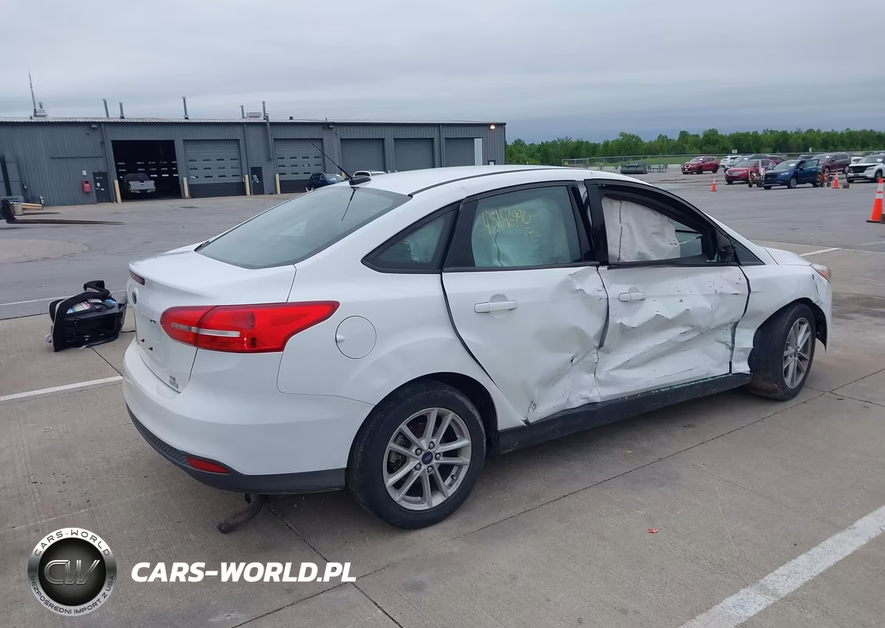 2018 Ford Focus Se VIN:1FADP3FE1JL219802 - 4