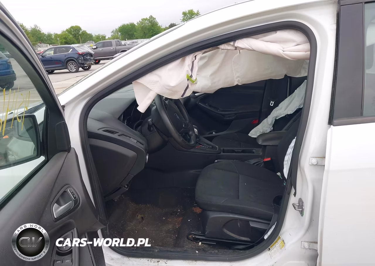 2018 Ford Focus Se VIN:1FADP3FE1JL219802 - 5