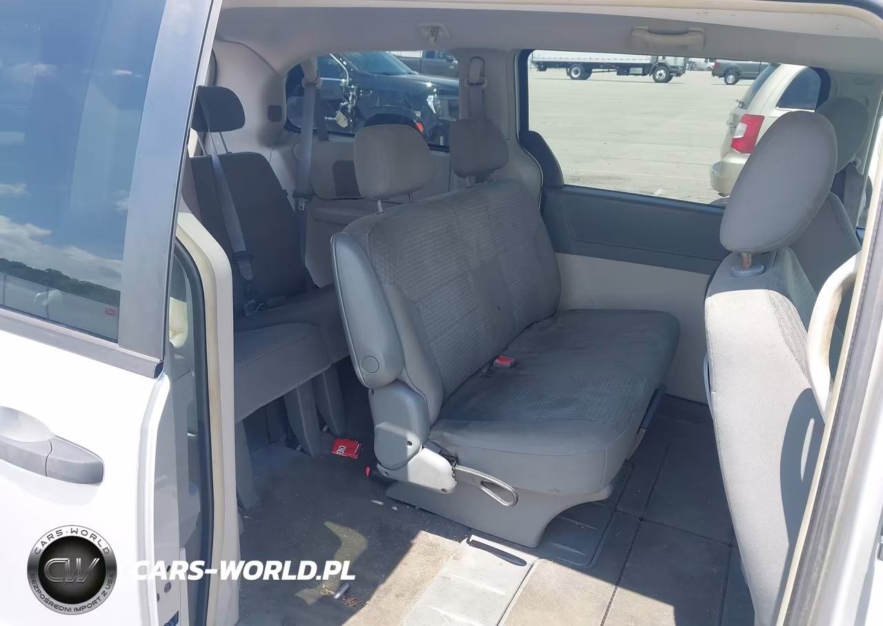 2008 Chrysler Town & Country Lx VIN:2A8HR44H68R703323 - 8