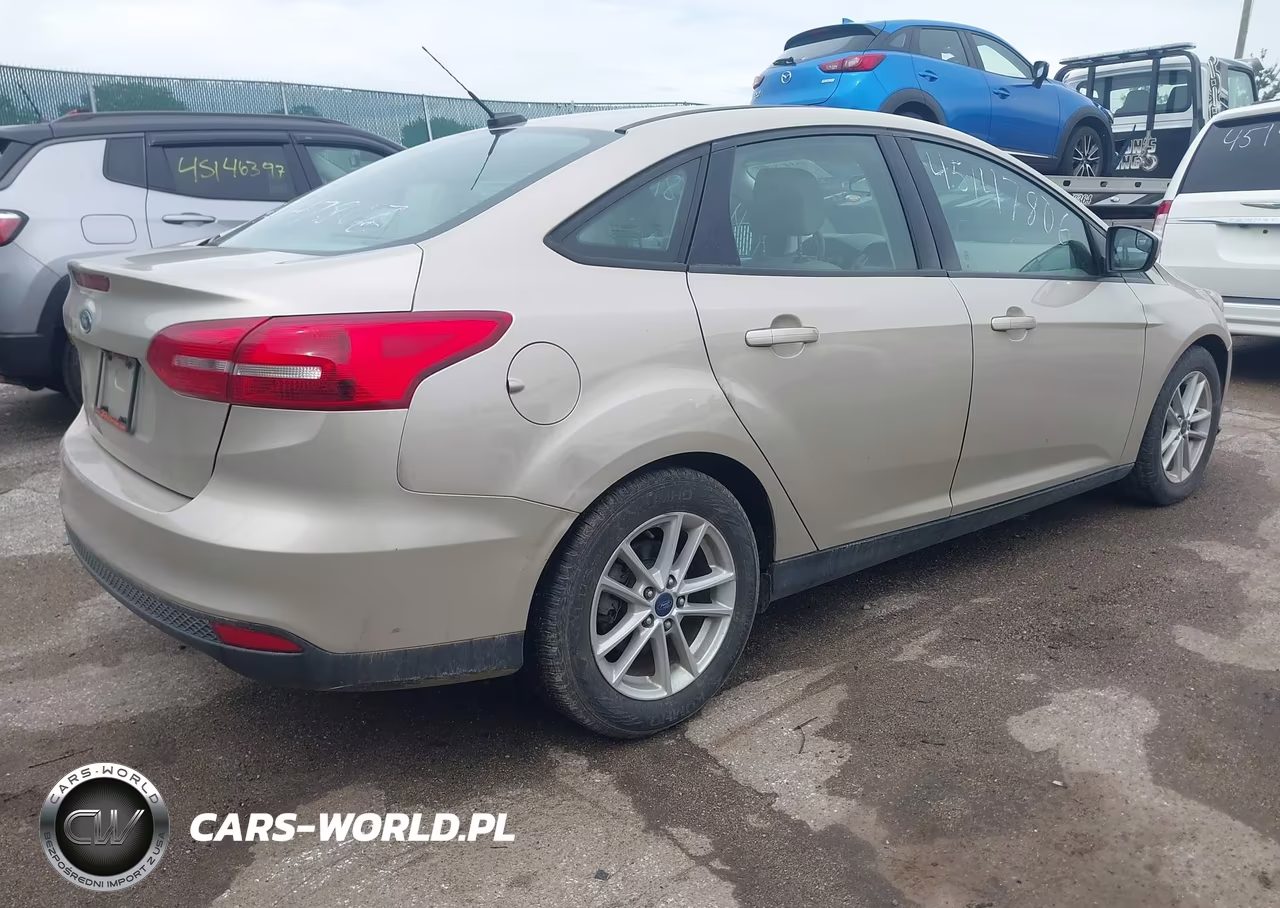 2018 Ford Focus Se VIN:1FADP3FE8JL245930 - 4