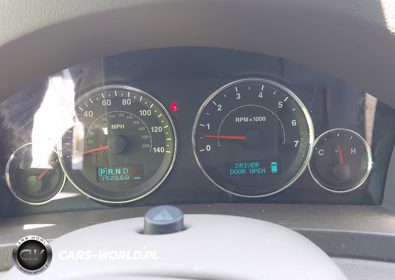 2007 Jeep Grand Cherokee Laredo VIN:1J8HR48P47C700493 - 7
