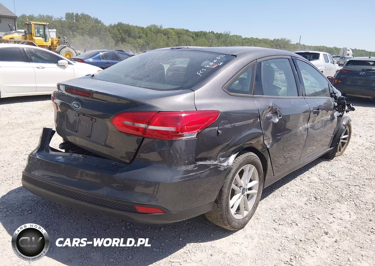 2015 Ford Focus Se VIN:1FADP3F25FL305241 - 4