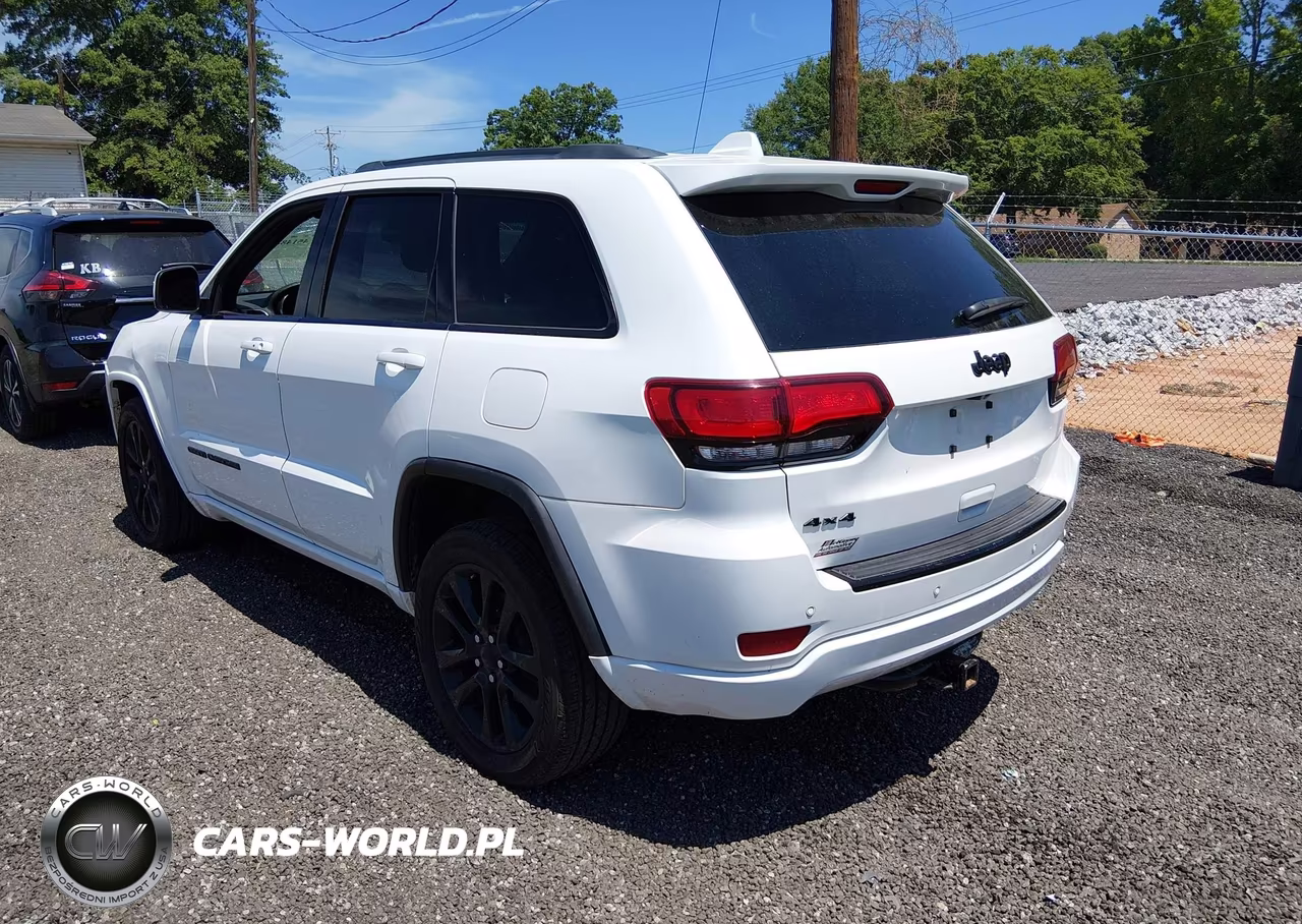 2017 Jeep Grand Cherokee Altitude 4X4 VIN:1C4RJFAGXHC714375 - 3